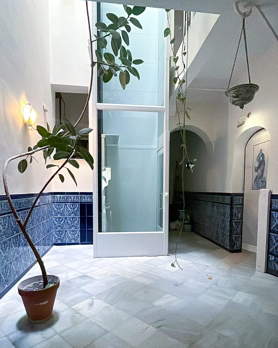 Ascensor Aritco HomeLift Compact de cristal en blanco · Vivienda unifamiliar de estilo andaluz en Sevilla · vista general
