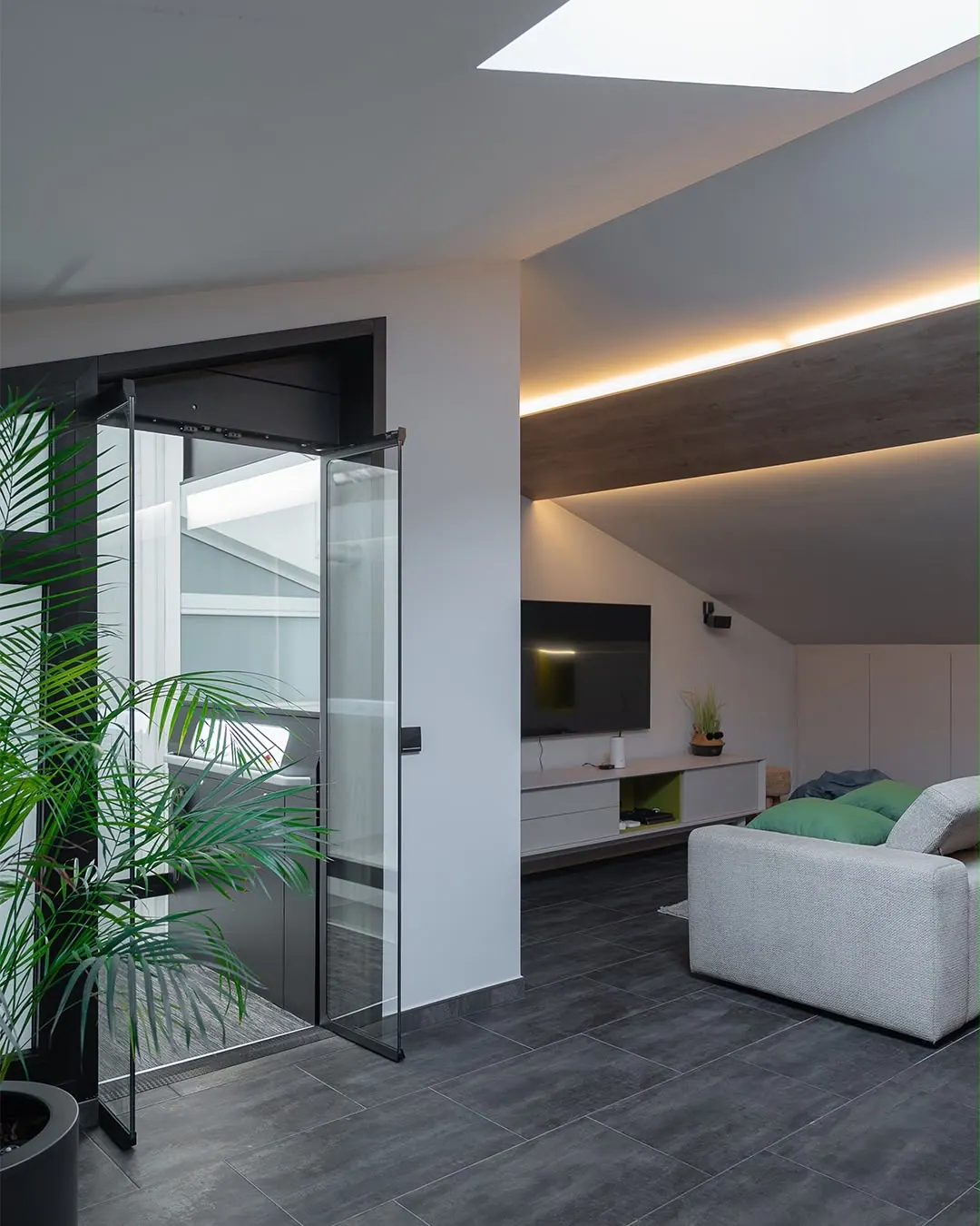 Ascensor Aritco HomeLift Access de cristal en negro · Vivienda unifamiliar en Centelles · vista general