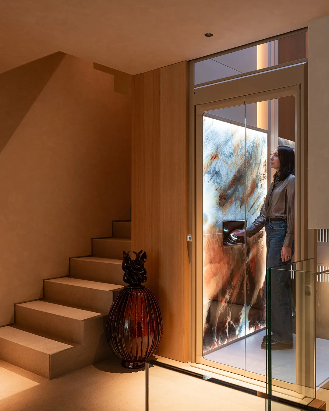 Ascensor Aritco HomeLift de cristal y paneles en champagne · Vivienda unifamiliar con DesignWall personalizado en Madrid · vista general