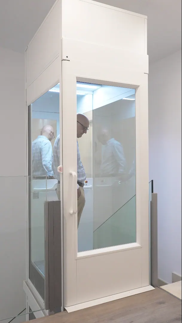 Ascensor Aritco HomeLift Compact de cristal en blanco · Vivienda unifamiliar con escalera de mármol en Boadilla del Monte · vista general