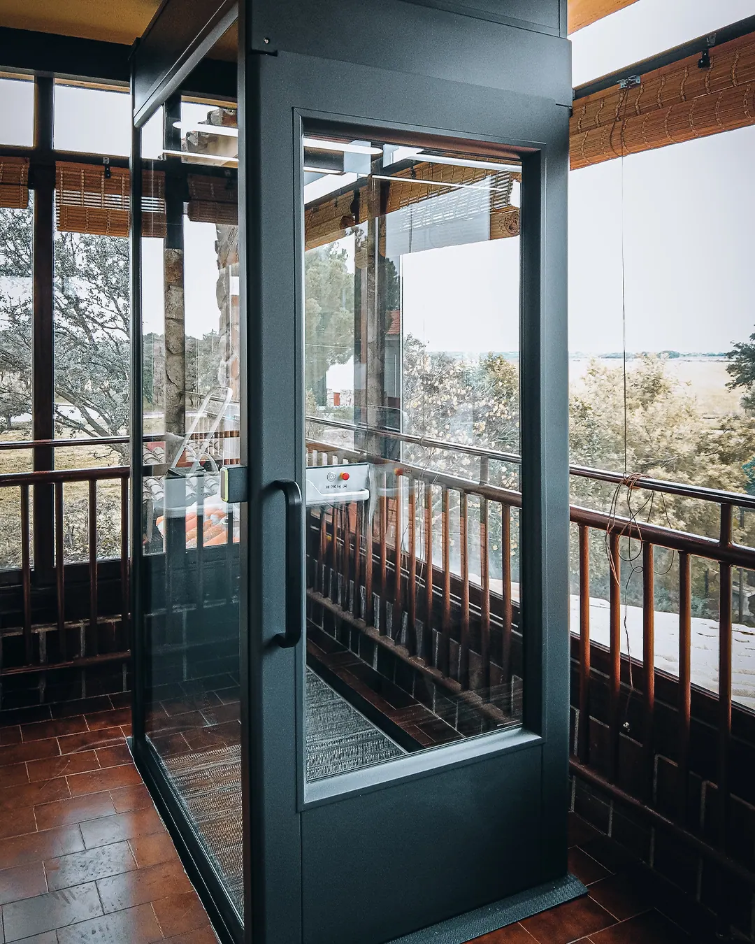 Ascensor Aritco HomeLift Compact de cristal en antracita · Vivienda unifamiliar en El Casar · vista general