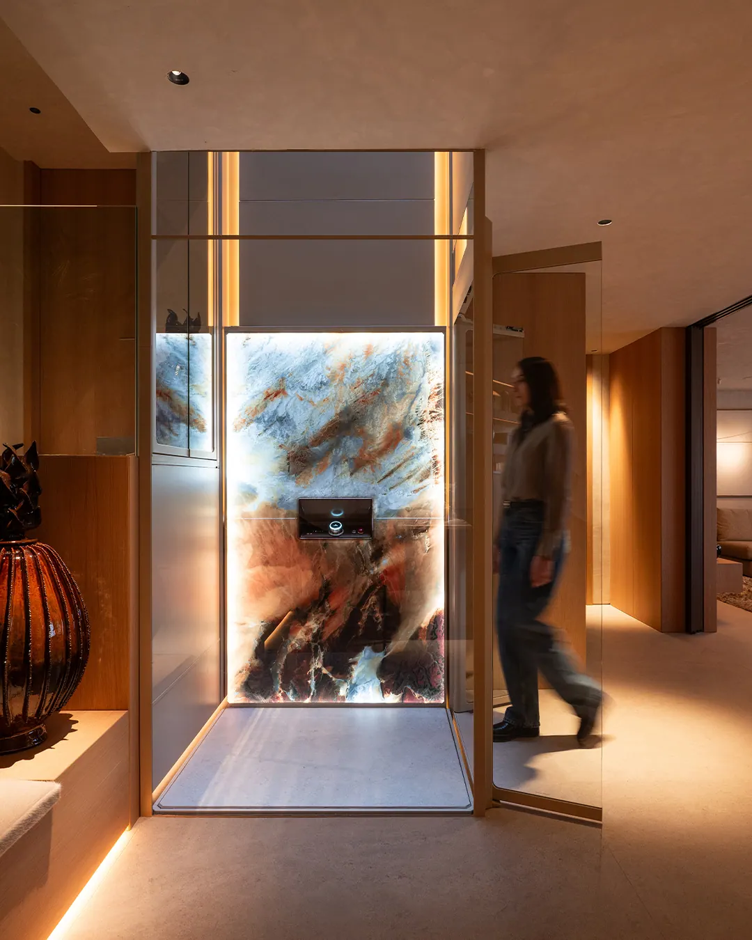 Ascensor Aritco HomeLift de cristal y paneles en champagne · Vivienda unifamiliar con DesignWall personalizado en Madrid · vista general