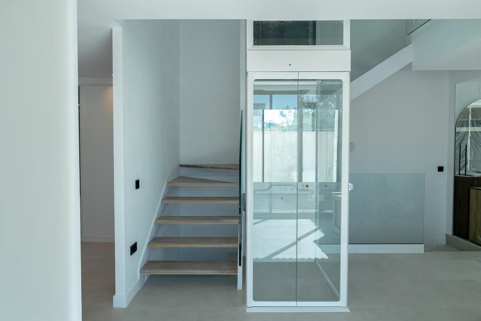 Ascensor Aritco HomeLift Compact de cristal en blanco · Vivienda unifamiliar con azotea en Madrid · vista general
