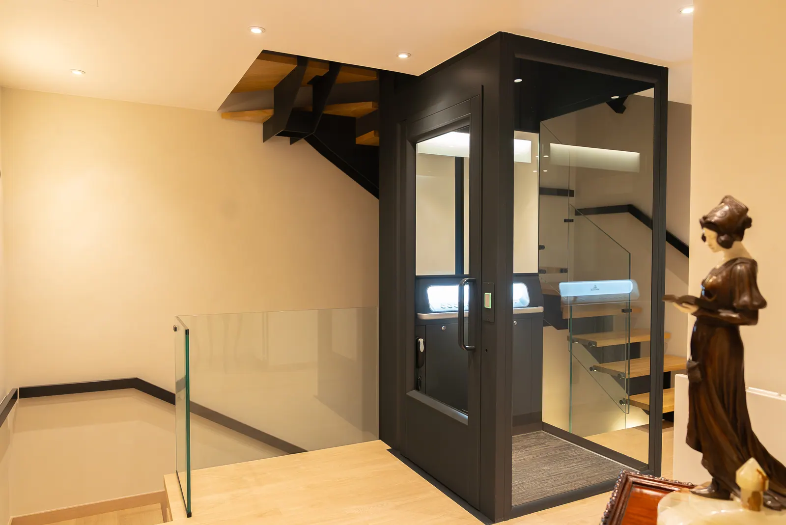 Ascensor Aritco HomeLift Access de cristal y paneles en antracita · Vivienda unifamiliar en Sabadell con escalera de madera · vista general