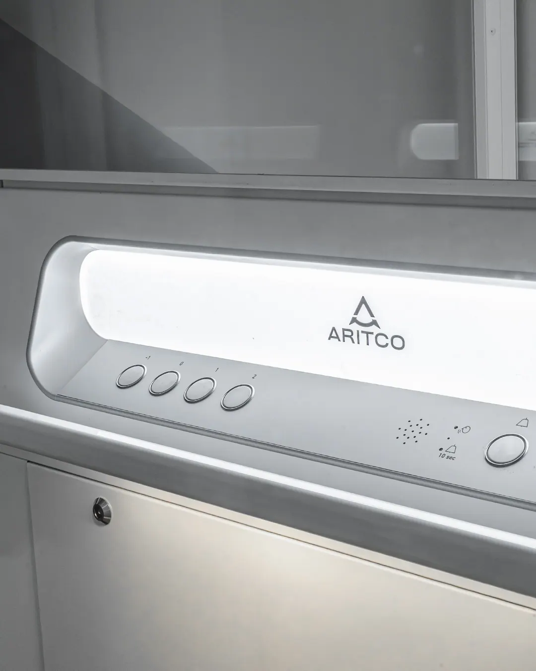 Ascensor Aritco HomeLift Access de cristal y paneles en blanco · Vivienda unifamiliar de 4 plantas en Madrid · detalle