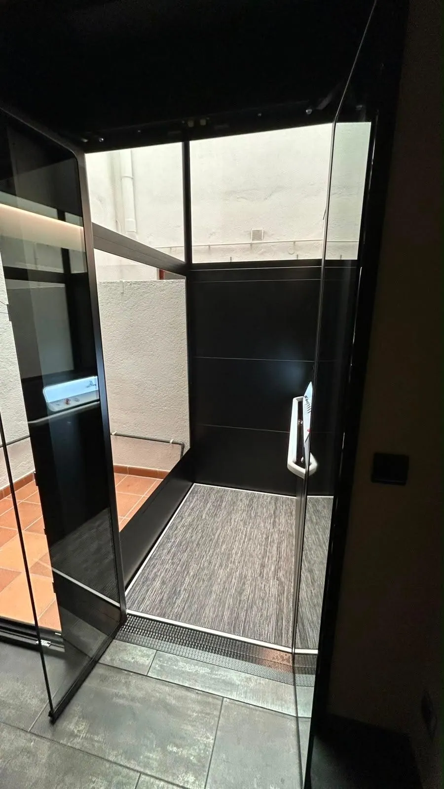 Ascensor Aritco HomeLift Access de cristal en negro · Vivienda unifamiliar en Centelles · vista general