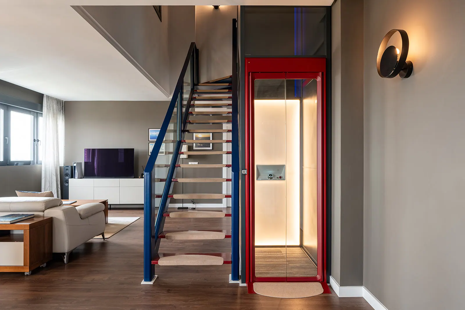 Ascensor Aritco HomeLift de cristal y paneles en rojo · Ático dúplex con vistas en Madrid · vista general