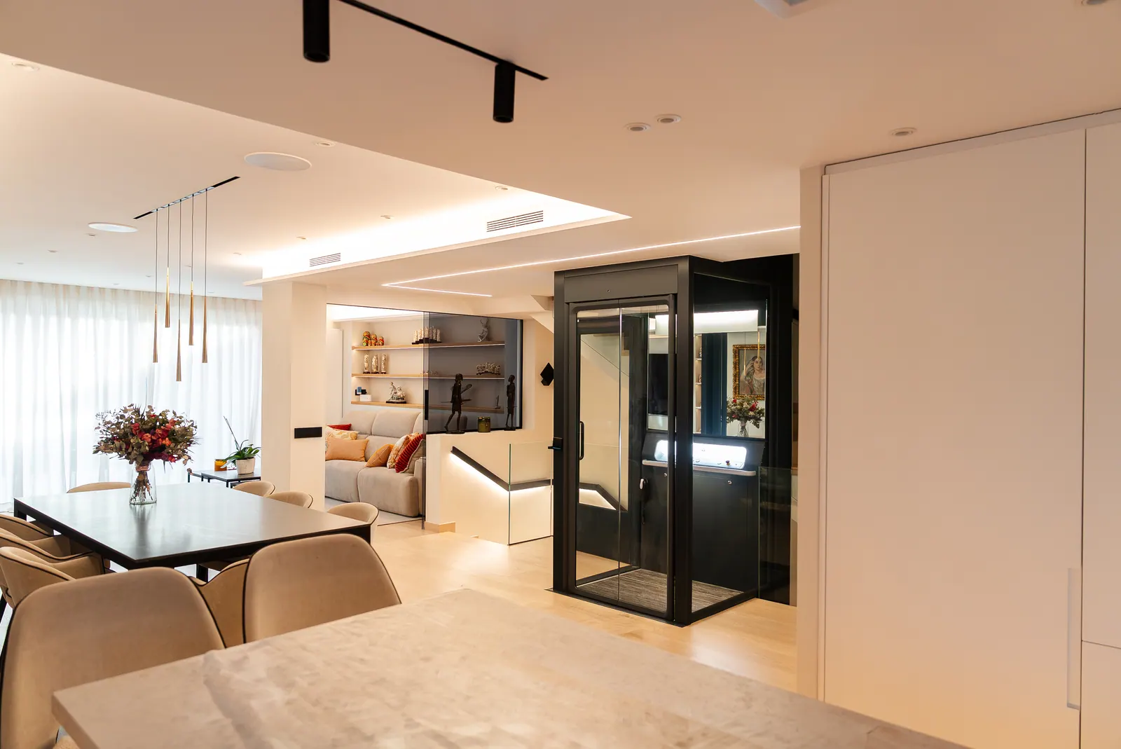 Ascensor Aritco HomeLift Access de cristal y paneles en antracita · Vivienda unifamiliar en Sabadell con escalera de madera · vista general
