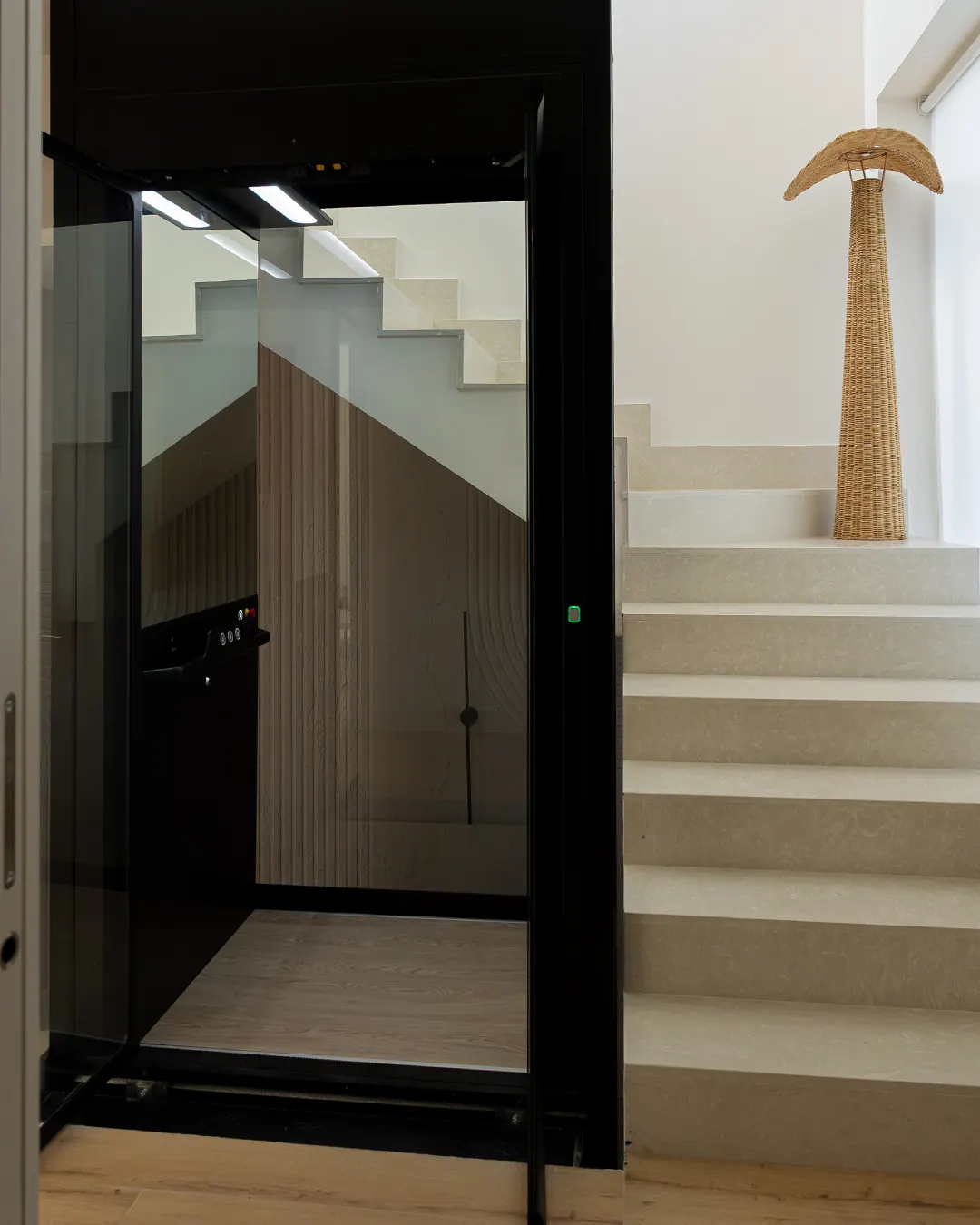 Ascensor Aritco HomeLift Compact de cristal y paneles en antracita · Vivienda unifamiliar en Salamanca · vista general