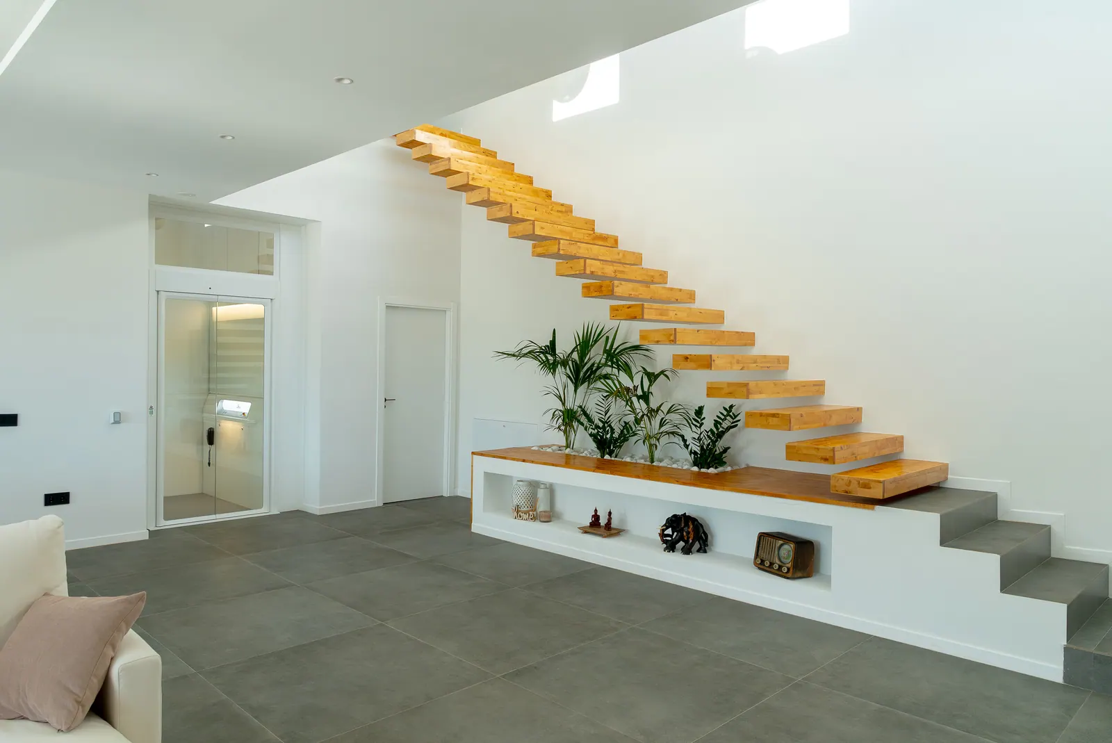 Ascensor Aritco HomeLift Access de cristal y paneles en blanco · Vivienda unifamiliar en Serra · vista general