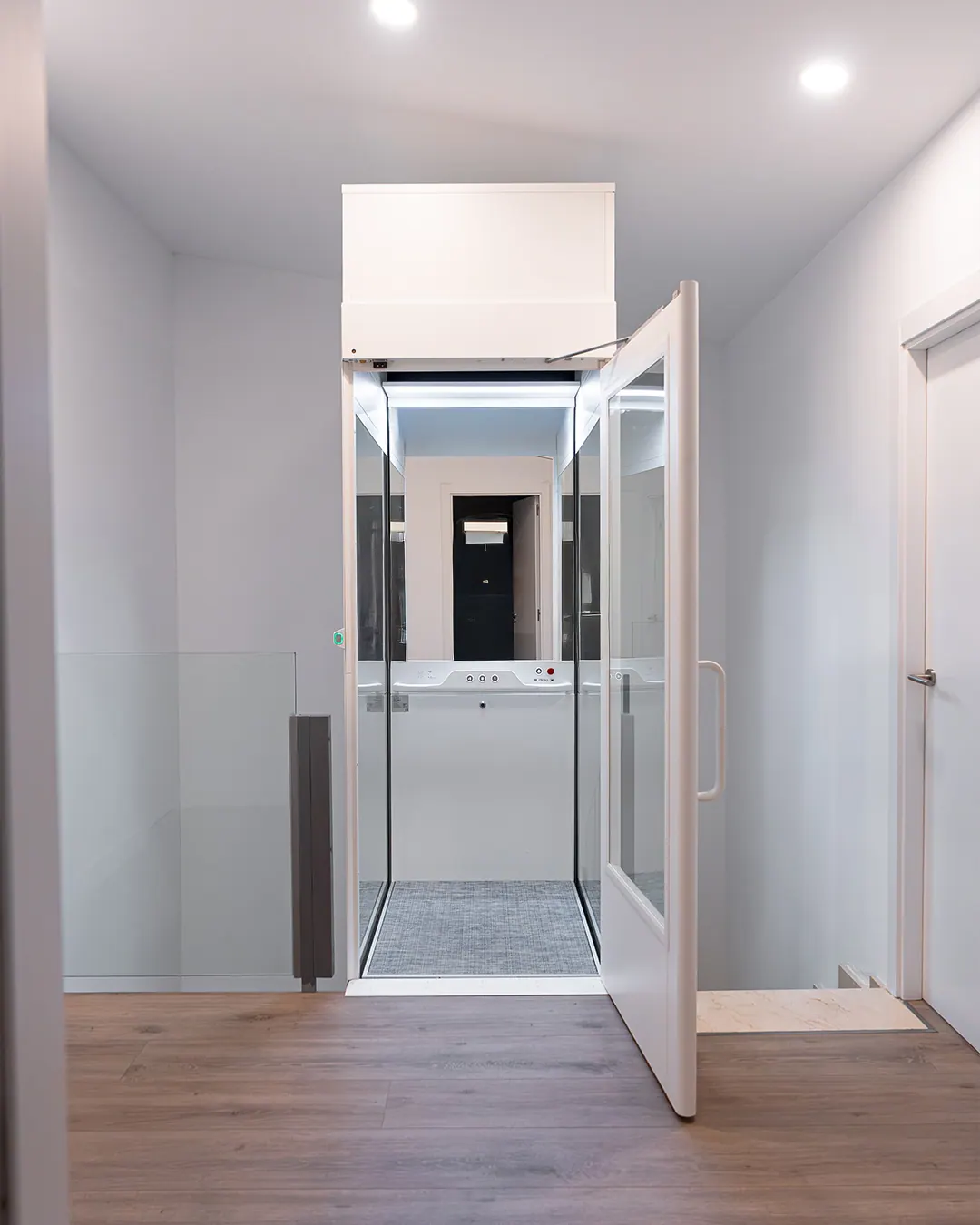 Ascensor Aritco HomeLift Compact de cristal en blanco · Vivienda unifamiliar con escalera de mármol en Boadilla del Monte · vista general