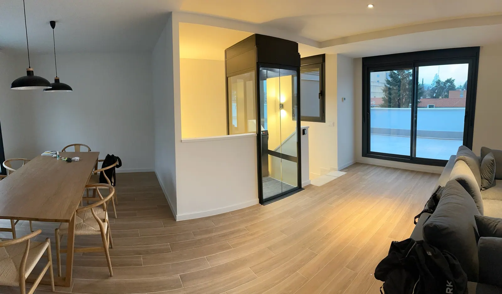 Ascensor Aritco HomeLift Compact de cristal y paneles en negro · Vivienda unifamiliar en Madrid con ascensor negro · vista general