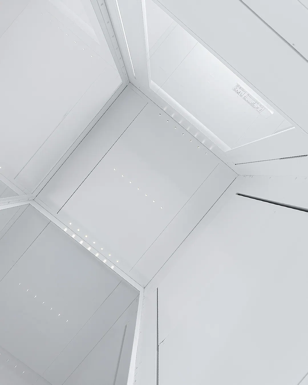 Ascensor Aritco HomeLift Access de cristal y paneles en blanco · Vivienda unifamiliar de 4 plantas en Madrid · interior