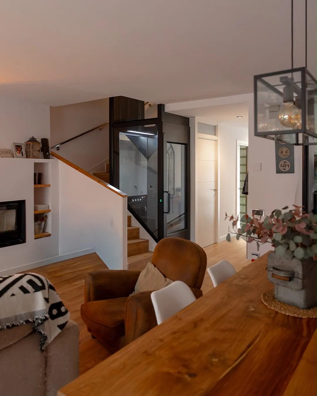 Ascensor Aritco HomeLift Compact de cristal en negro · Vivienda unifamiliar en Sabadell con ascensor junto a la chimenea · vista general