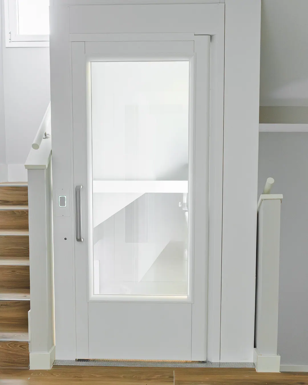 Ascensor Aritco HomeLift Access de cristal y paneles en blanco · Vivienda unifamiliar de 4 plantas en Madrid · vista general