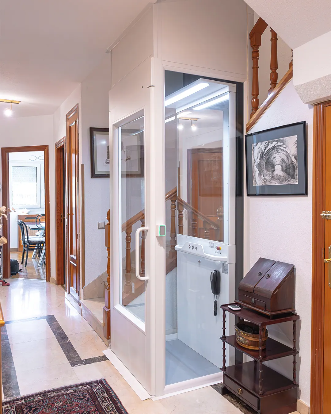 Ascensor Aritco HomeLift Compact de cristal y paneles en blanco · Vivienda unifamiliar en Majadahonda · vista general