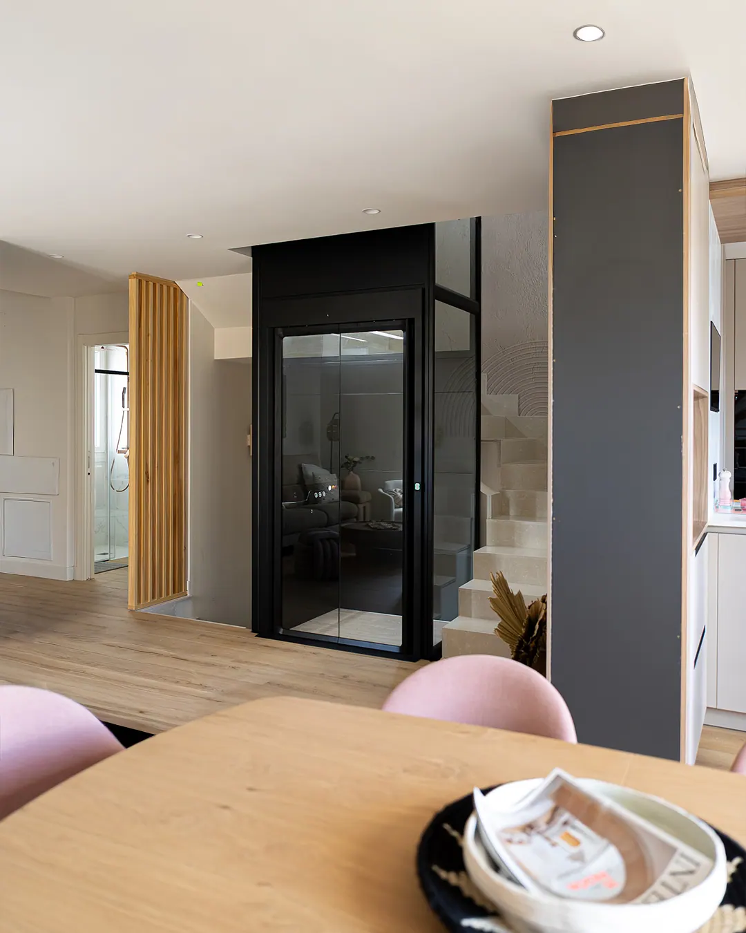Ascensor Aritco HomeLift Compact de cristal y paneles en antracita · Vivienda unifamiliar en Salamanca · vista general