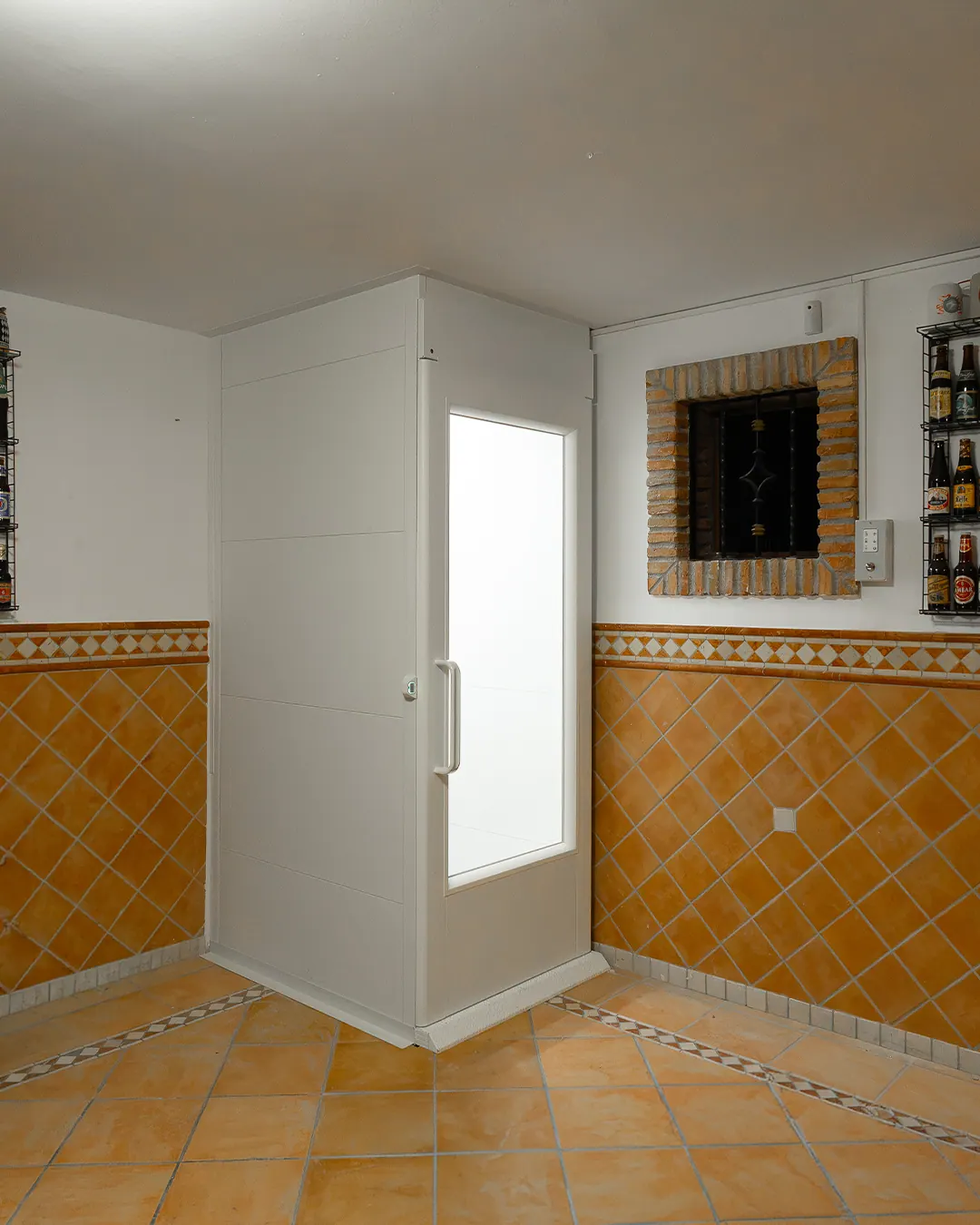 Ascensor Aritco HomeLift Compact de cristal y paneles en blanco · Vivienda unifamiliar con patio en Córdoba · vista general