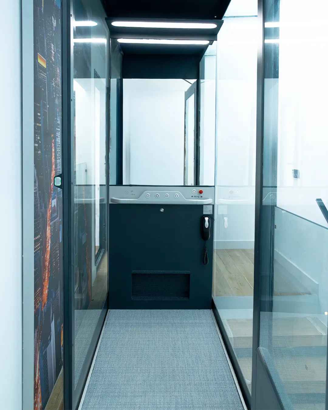Ascensor Aritco HomeLift Compact de cristal en antracita · Vivienda unifamiliar con escalera volada en Córdoba · interior