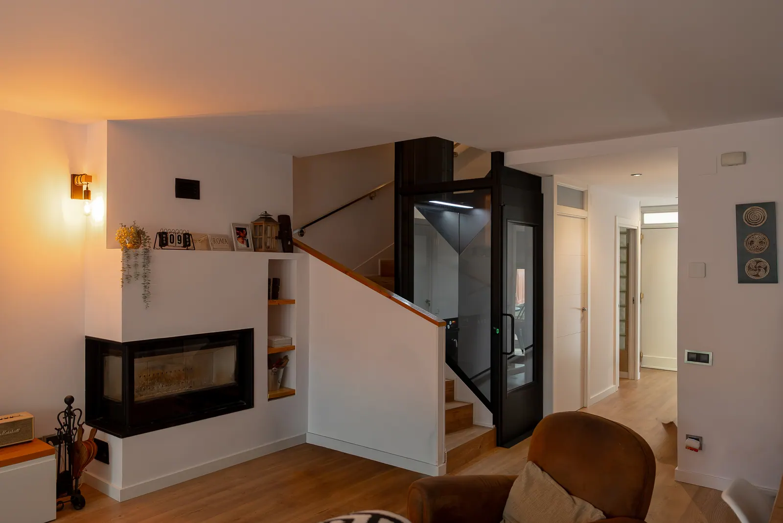 Ascensor Aritco HomeLift Compact de cristal en negro · Vivienda unifamiliar en Sabadell con ascensor junto a la chimenea · vista general