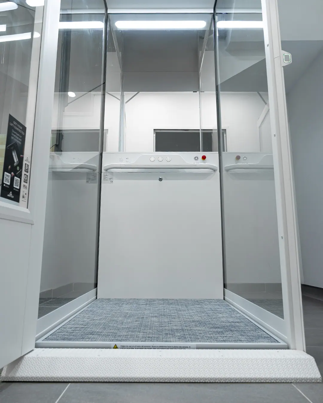 Ascensor Aritco HomeLift Compact de cristal en blanco · Vivienda unifamiliar con escalera de mármol en Boadilla del Monte · interior
