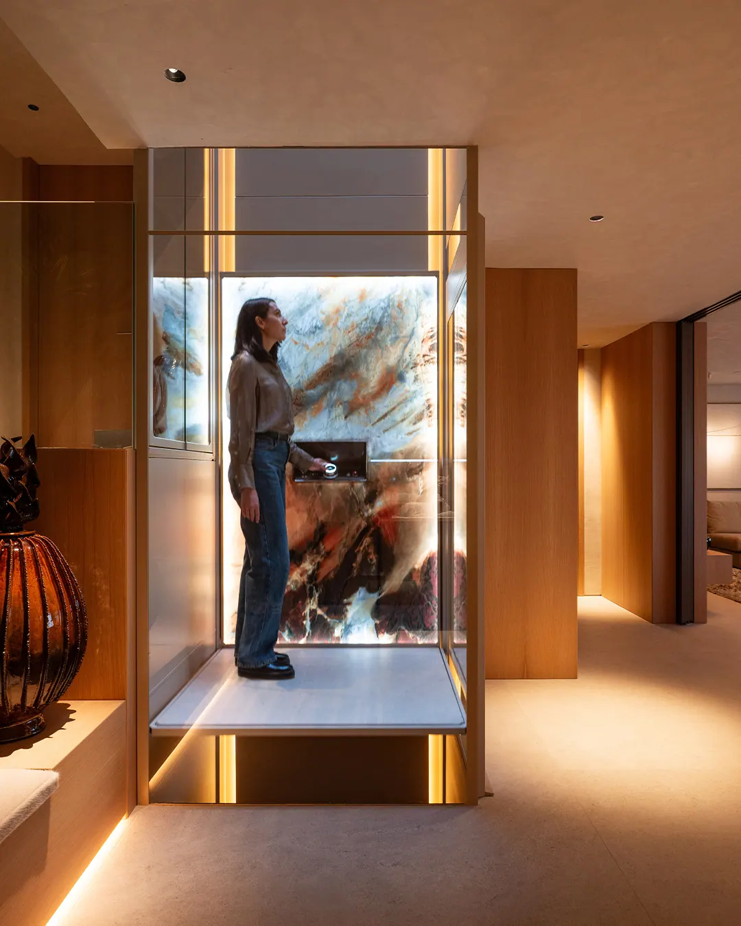 Ascensor Aritco HomeLift de cristal y paneles en champagne · Vivienda unifamiliar con DesignWall personalizado en Madrid · vista general