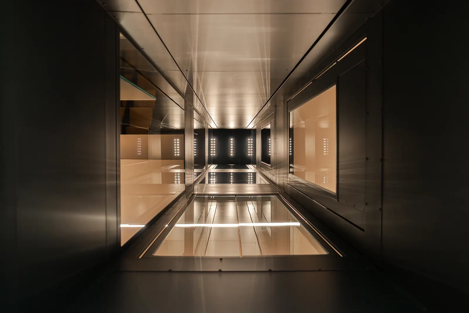 Ascensor Aritco HomeLift Access de cristal y paneles en antracita · Vivienda unifamiliar en Sabadell con escalera de madera · interior