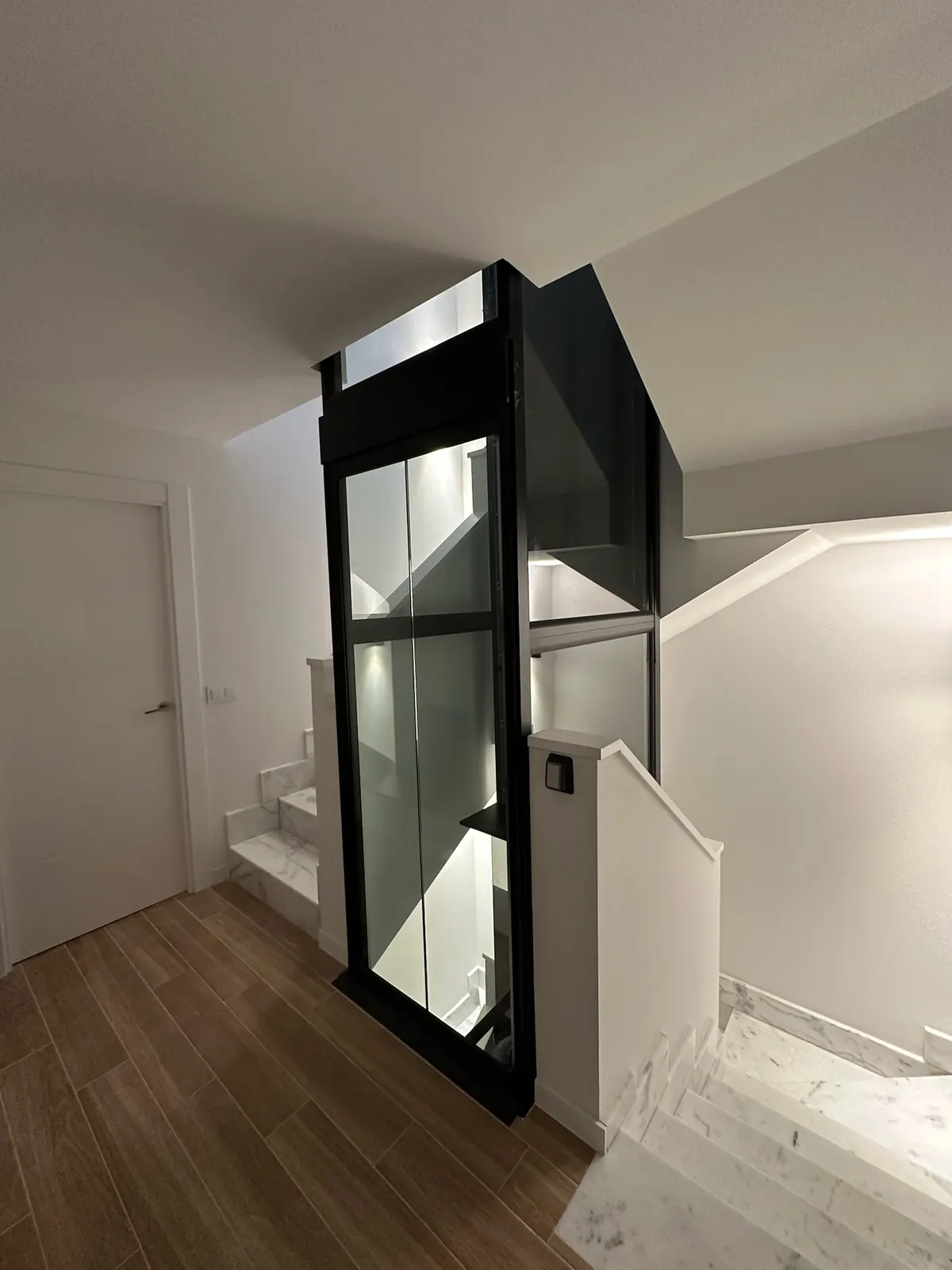 Ascensor Aritco HomeLift Compact de cristal y paneles en negro · Vivienda unifamiliar en Madrid con ascensor negro · vista general