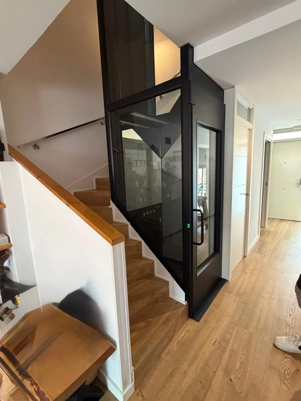 Ascensor Aritco HomeLift Compact de cristal en negro · Vivienda unifamiliar en Sabadell con ascensor junto a la chimenea · vista general