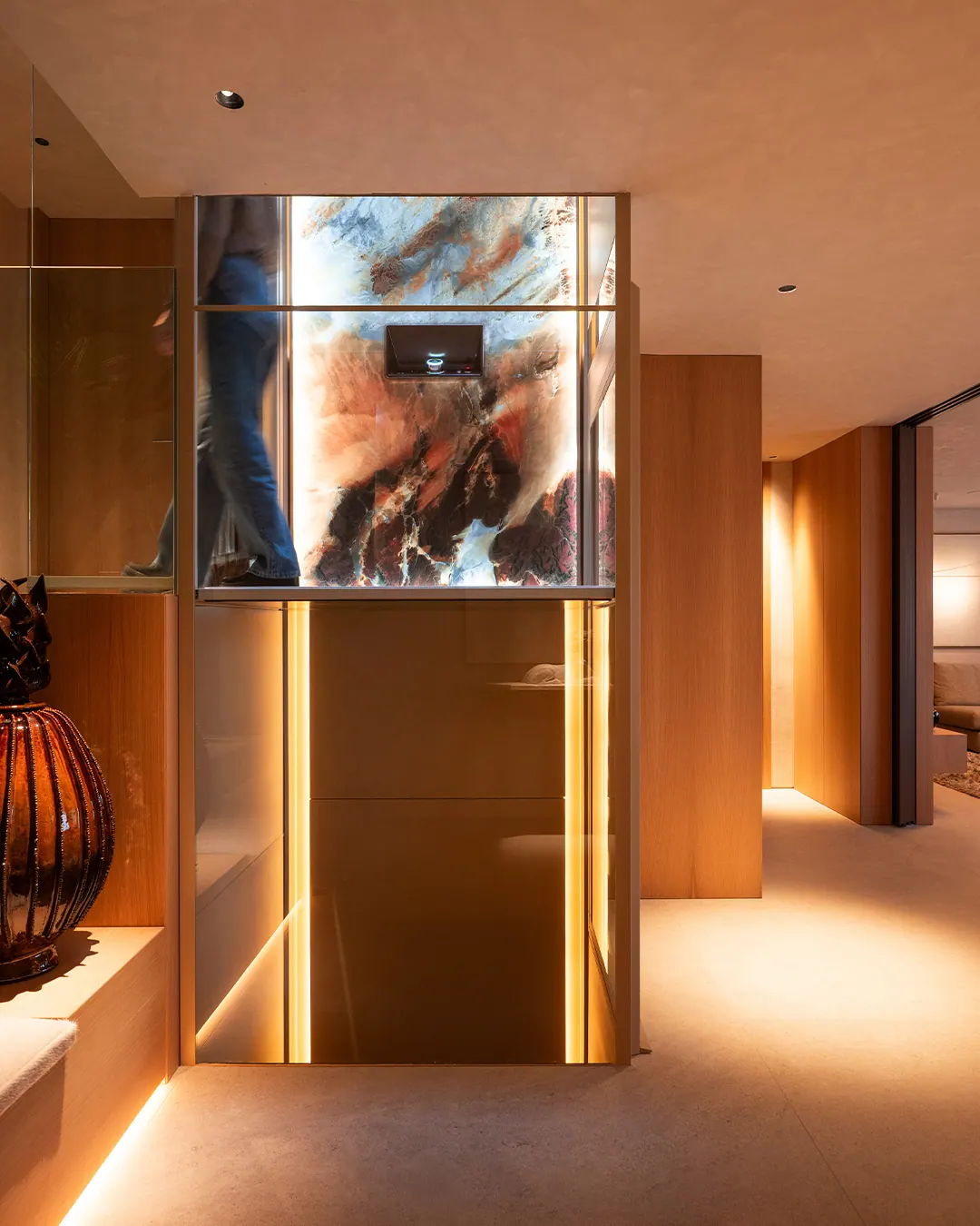 Ascensor Aritco HomeLift de cristal y paneles en champagne · Vivienda unifamiliar con DesignWall personalizado en Madrid · vista general