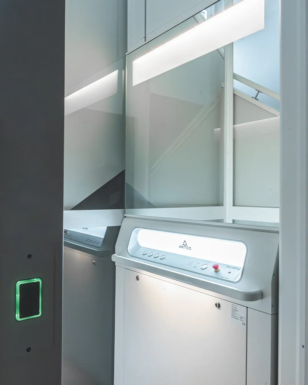 Ascensor Aritco HomeLift Access de cristal y paneles en blanco · Vivienda unifamiliar de 4 plantas en Madrid · detalle