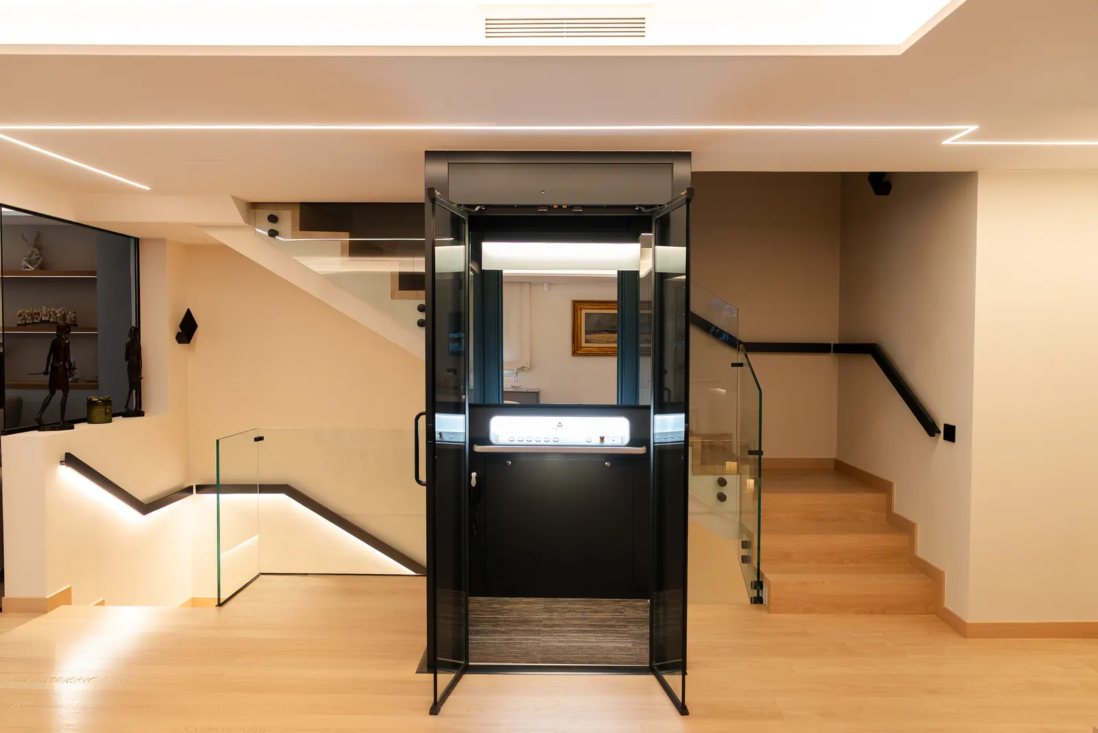 Ascensor Aritco HomeLift Access de cristal y paneles en antracita · Vivienda unifamiliar en Sabadell con escalera de madera · vista general
