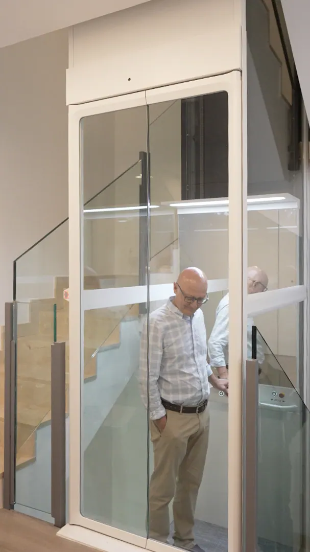 Ascensor Aritco HomeLift Compact de cristal en blanco · Vivienda unifamiliar con escalera de mármol en Boadilla del Monte · vista general
