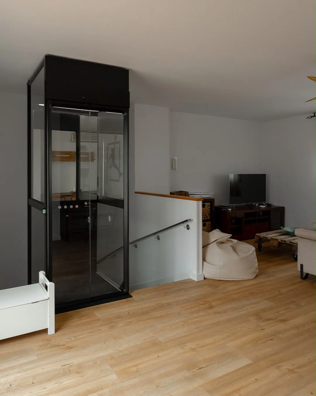 Ascensor Aritco HomeLift Compact de cristal en negro · Vivienda unifamiliar en Sabadell con ascensor junto a la chimenea · vista general