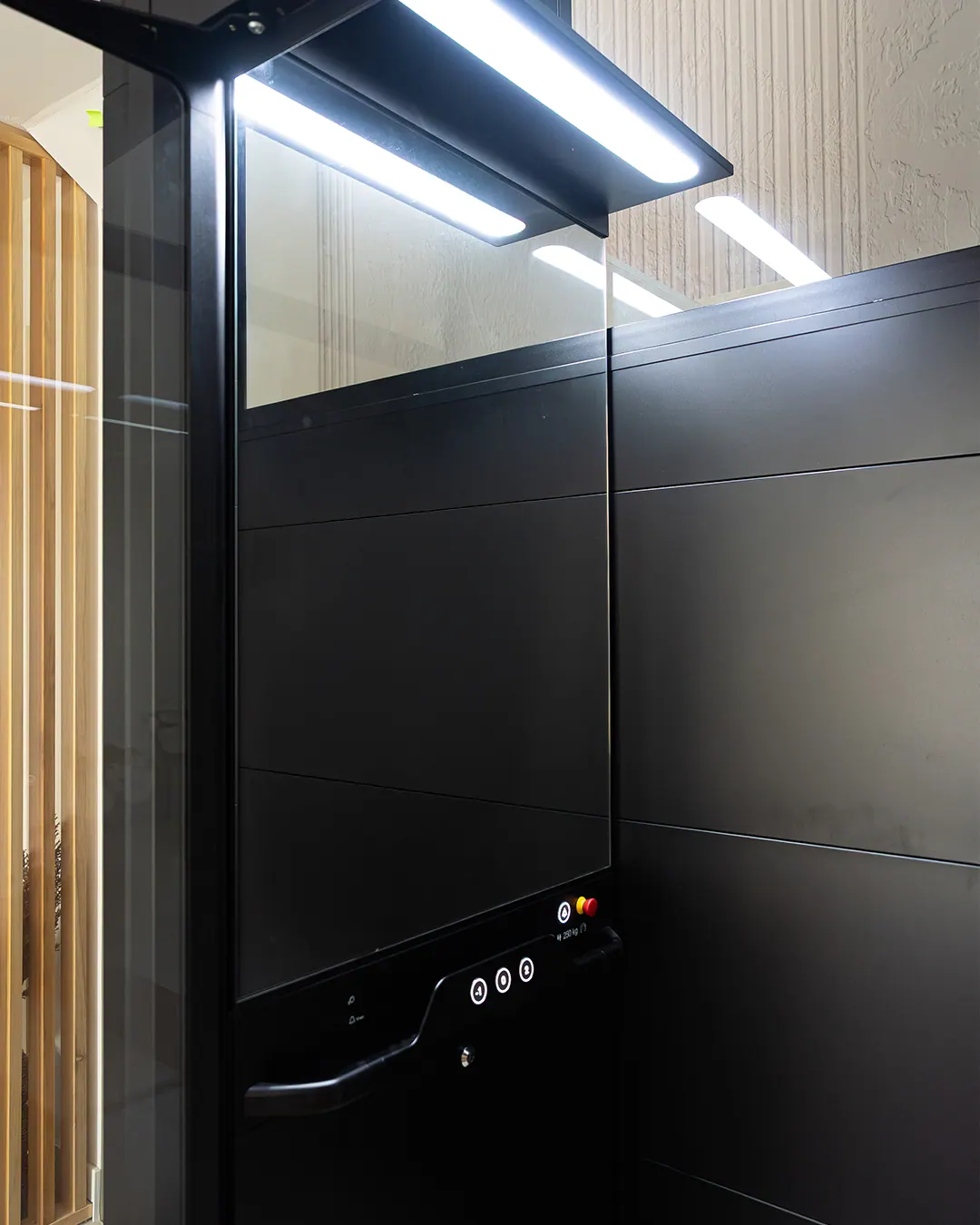 Ascensor Aritco HomeLift Compact de cristal y paneles en antracita · Vivienda unifamiliar en Salamanca · interior