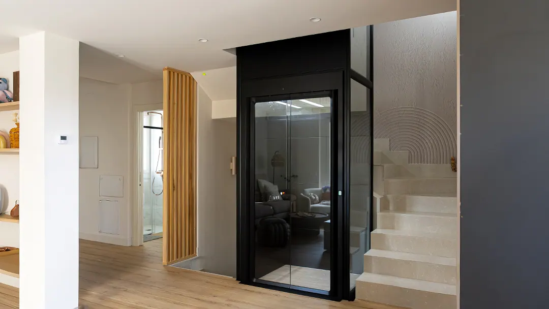 Ascensor Aritco HomeLift Compact de cristal y paneles en antracita · Vivienda unifamiliar en Salamanca · vista general