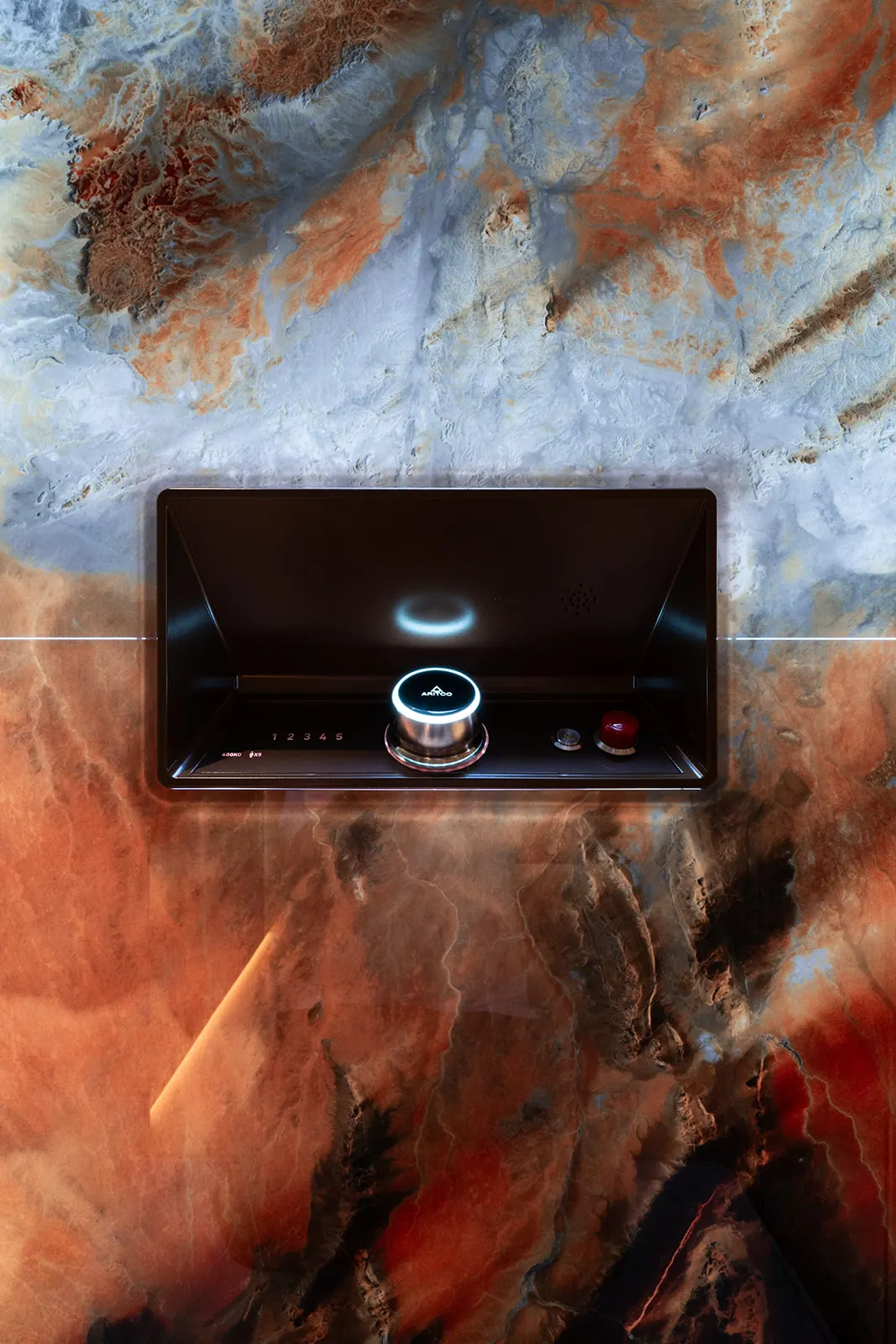 Ascensor Aritco HomeLift de cristal y paneles en champagne · Vivienda unifamiliar con DesignWall personalizado en Madrid · detalle