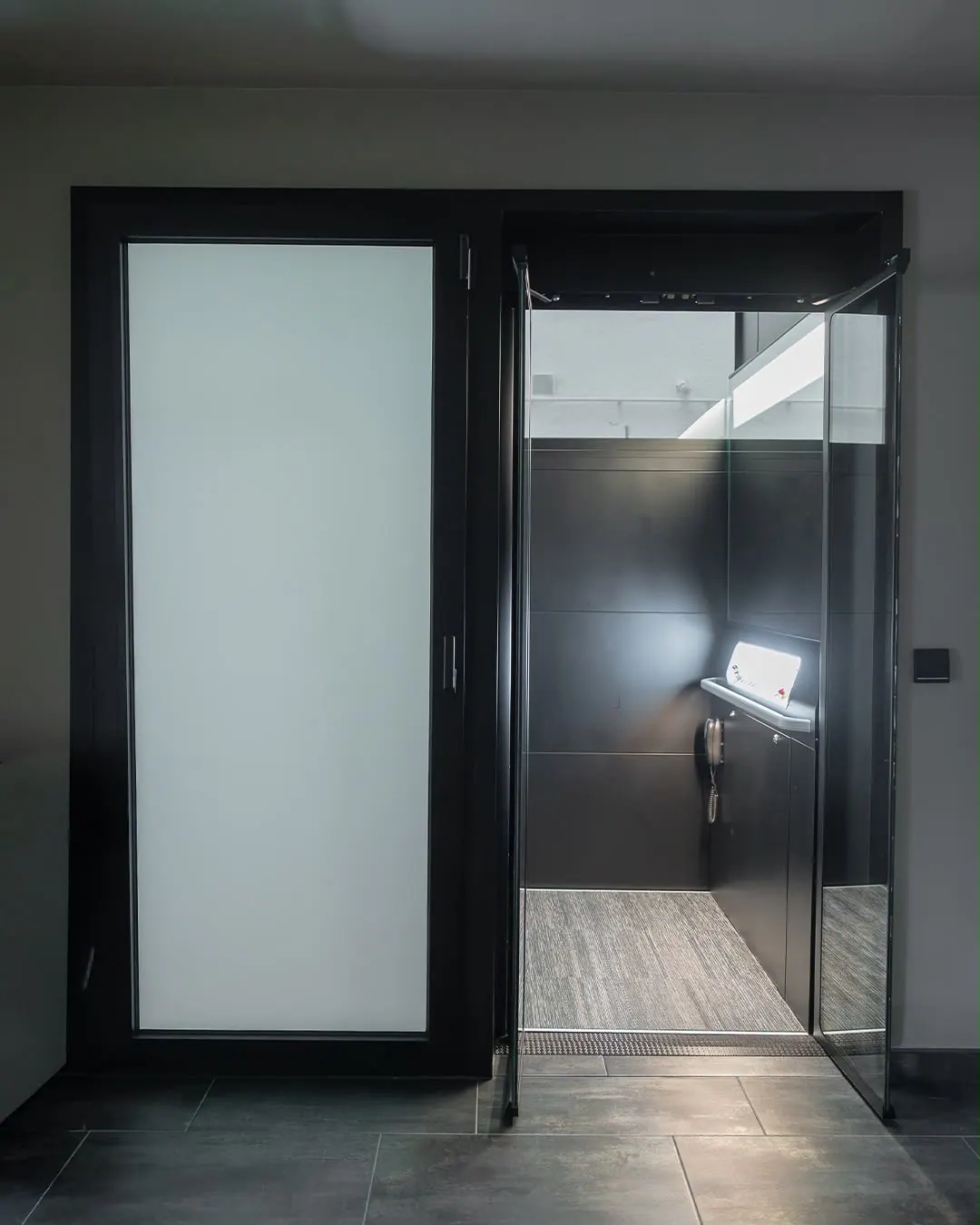 Ascensor Aritco HomeLift Access de cristal en negro · Vivienda unifamiliar en Centelles · vista general