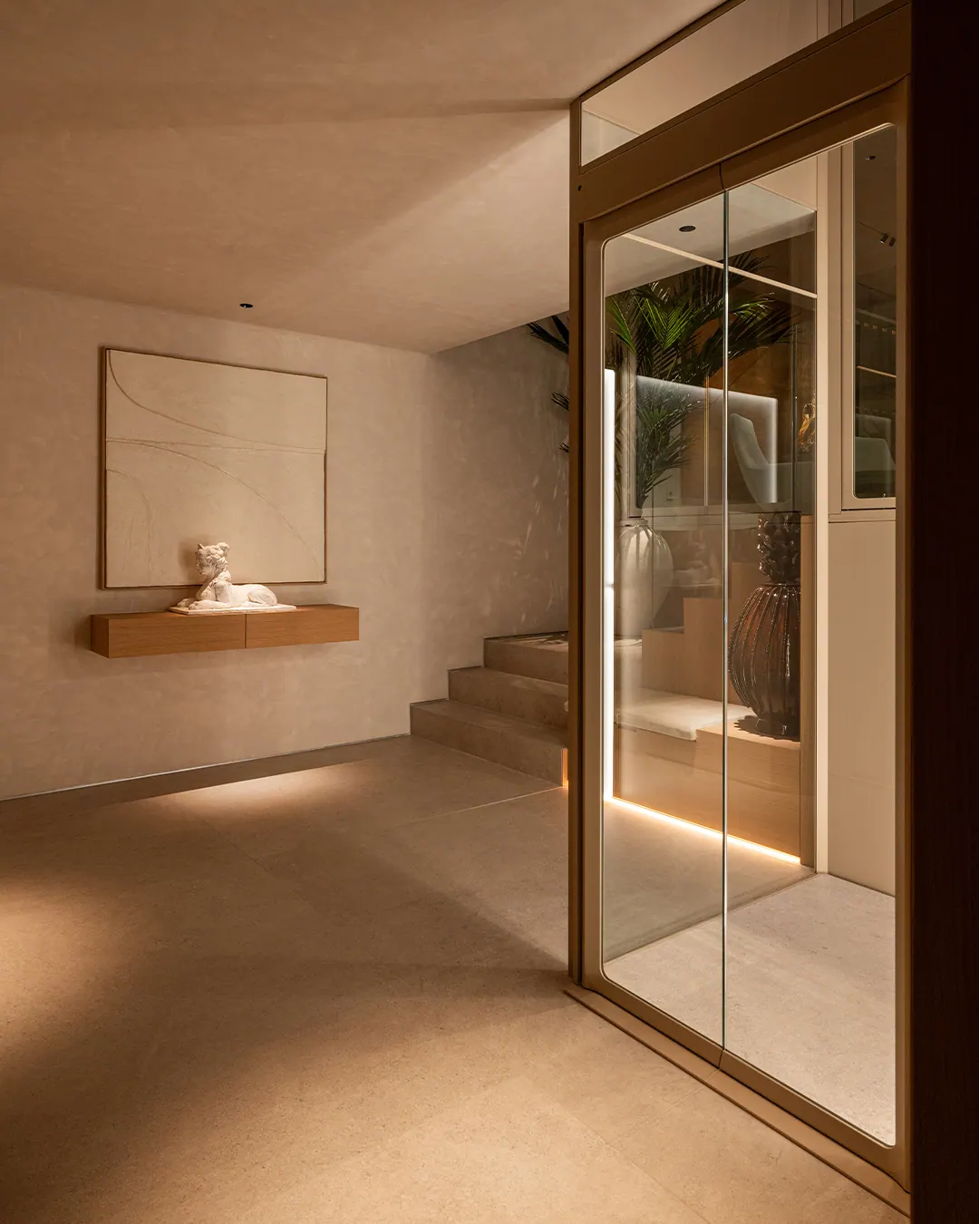 Ascensor Aritco HomeLift de cristal y paneles en champagne · Vivienda unifamiliar con DesignWall personalizado en Madrid · vista general