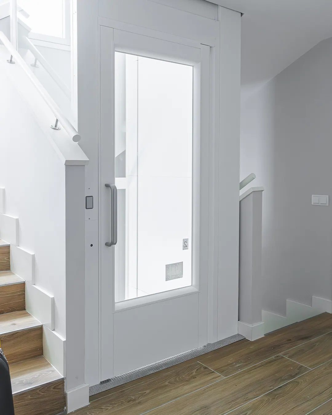 Ascensor Aritco HomeLift Access de cristal y paneles en blanco · Vivienda unifamiliar de 4 plantas en Madrid · vista general