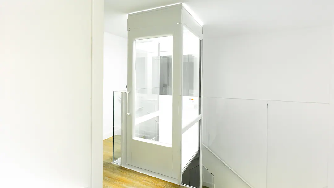 Ascensor Aritco HomeLift Compact de cristal en blanco · Vivienda unifamiliar con escalera de madera en Boadilla del Monte · vista general