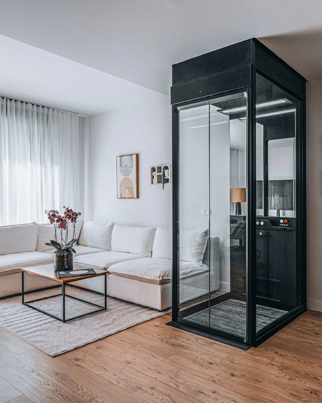 Ascensor Aritco HomeLift Compact de cristal en negro · Vivienda unifamiliar en Torrejón de Ardoz · vista general
