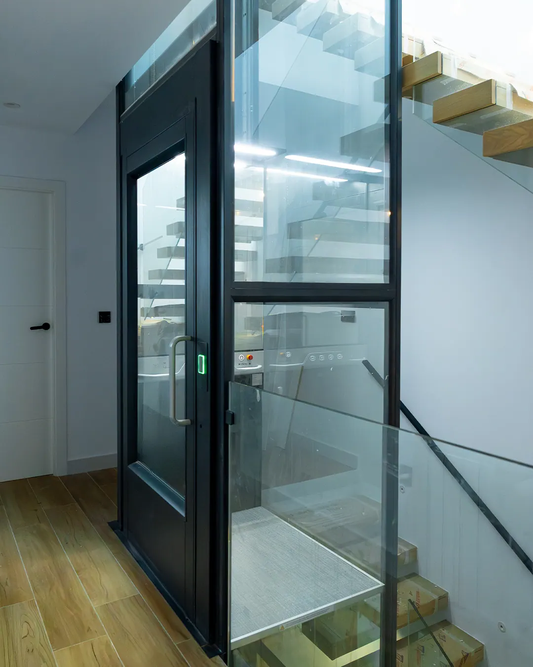 Ascensor Aritco HomeLift Compact de cristal en antracita · Vivienda unifamiliar con escalera volada en Córdoba · vista general