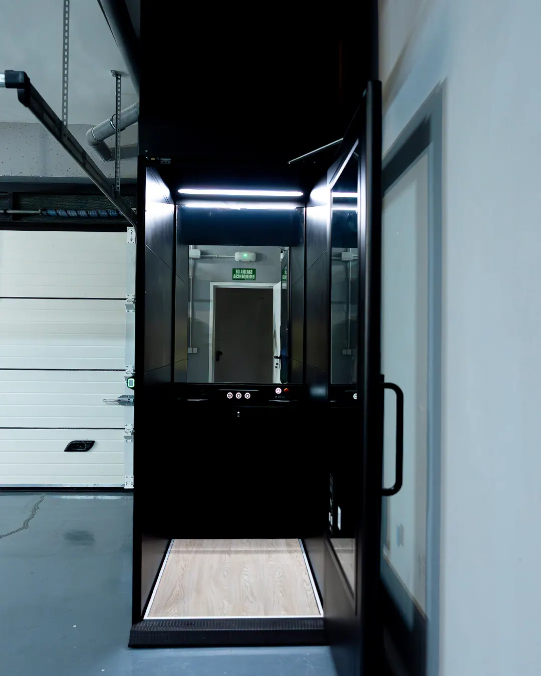 Ascensor Aritco HomeLift Compact de cristal y paneles en antracita · Vivienda unifamiliar en Salamanca · vista general