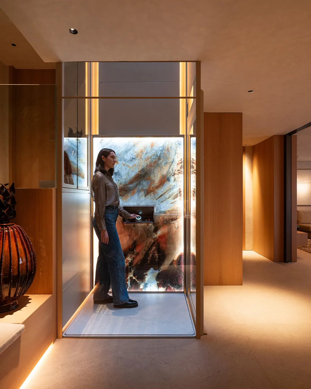 Ascensor Aritco HomeLift de cristal y paneles en champagne · Vivienda unifamiliar con DesignWall personalizado en Madrid · interior