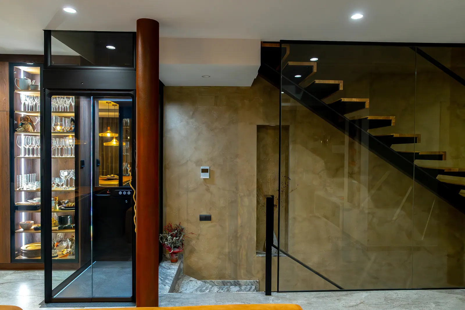 Ascensor Aritco HomeLift Compact de cristal y paneles en negro · Vivienda unifamiliar con piscina en Sabadell · vista general