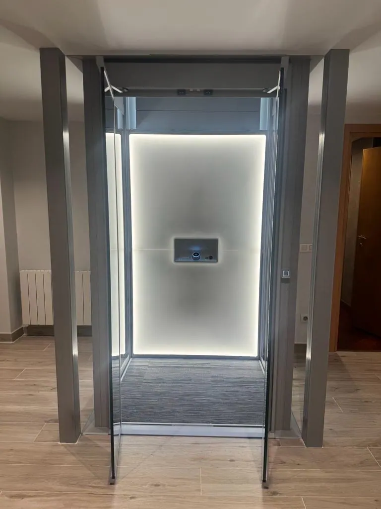 Ascensor Aritco HomeLift de cristal en gris claro · Vivienda unifamiliar en Pozuelo de Alarcón · vista general