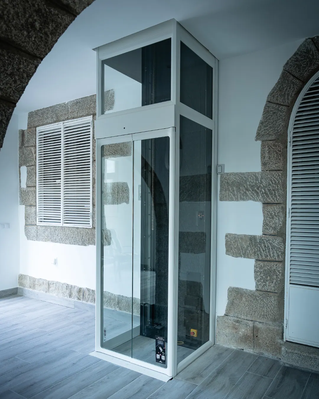 Ascensor Aritco HomeLift Compact de cristal en blanco · Vivienda unifamiliar en Mataelpino · vista general