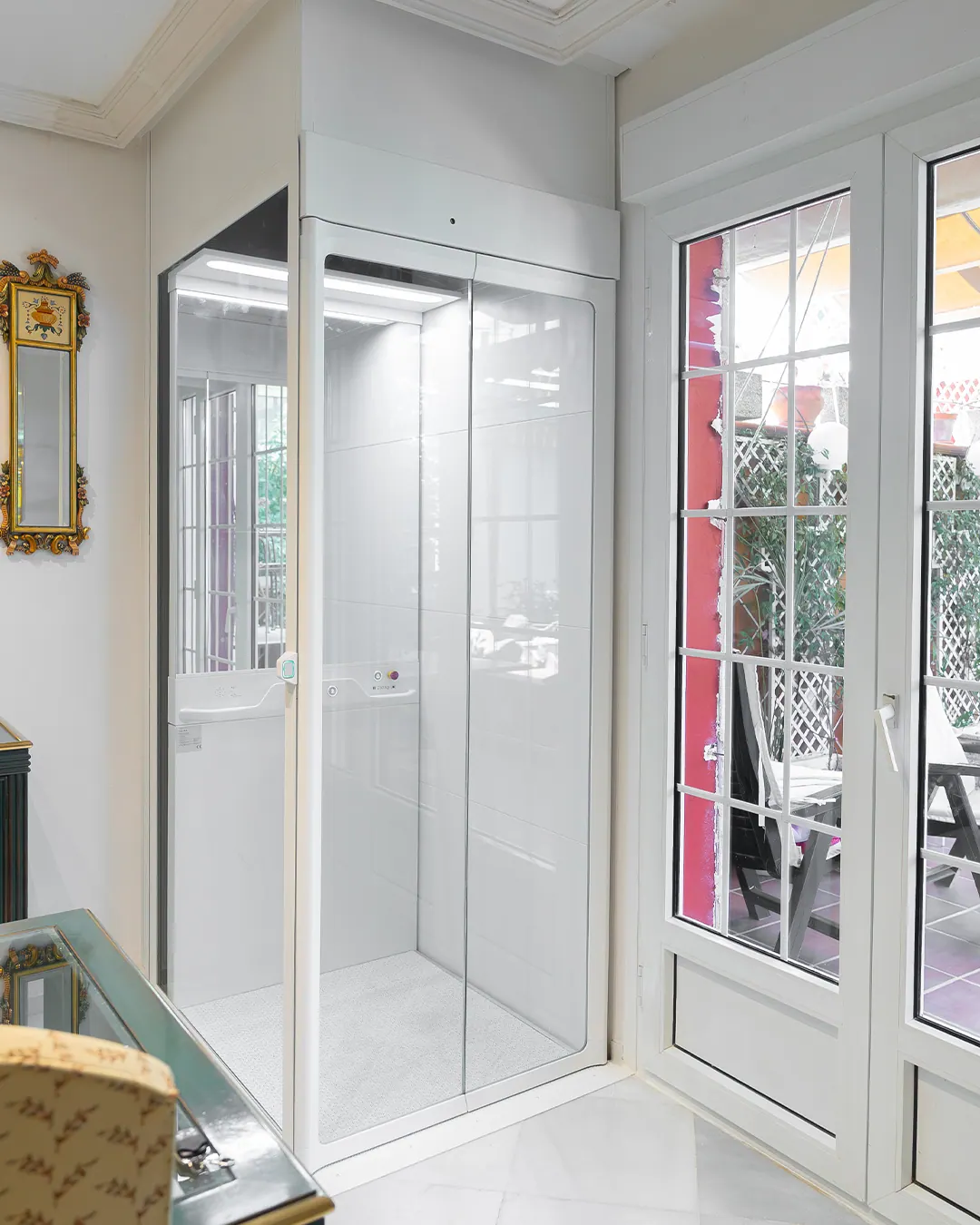 Ascensor Aritco HomeLift Compact de cristal y paneles en blanco · Vivienda unifamiliar con patio en Córdoba · vista general