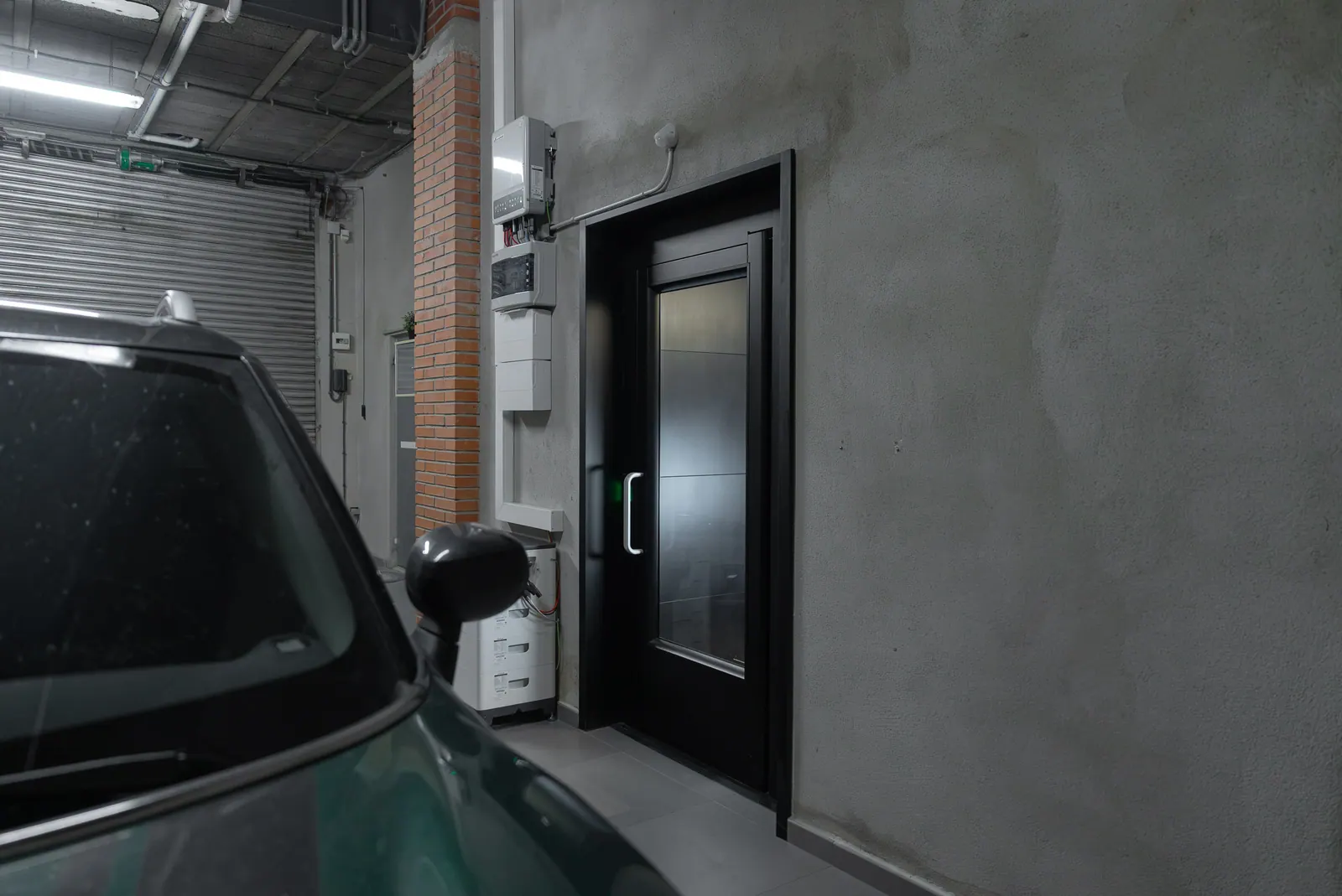 Ascensor Aritco HomeLift Access de paneles opacos en negro · Vivienda unifamiliar en Centelles · vista general